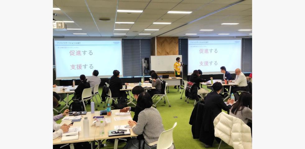 学ぶ必要性に気づく「場づくり」として行われた会議ファシリテーション研修の様子と自ら講師をする関氏