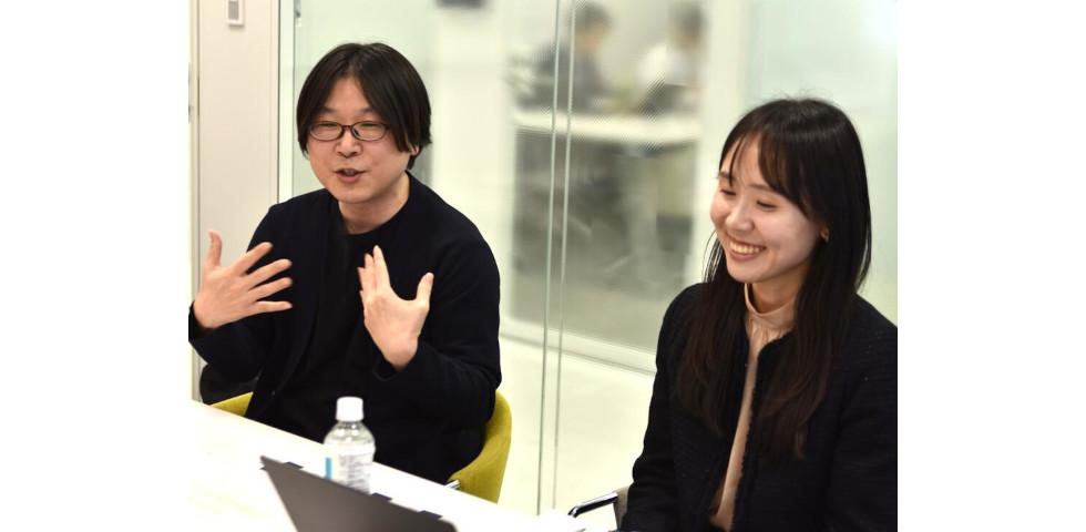 伊藤氏の活躍っぷりを熱弁する藤原氏とほほ笑む伊藤氏